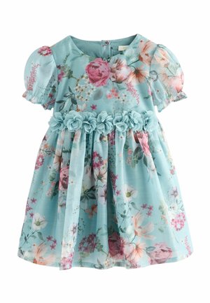 Robe bleu clair pour tout-petit avec manches bouffantes, imprimé floral et une ceinture ornée de fleurs en tissu.