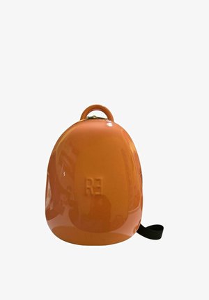 Blank orange rygsæk med hårdt ydre, topgreb, lynlås og præget "RE" logo foran mod hvid baggrund.