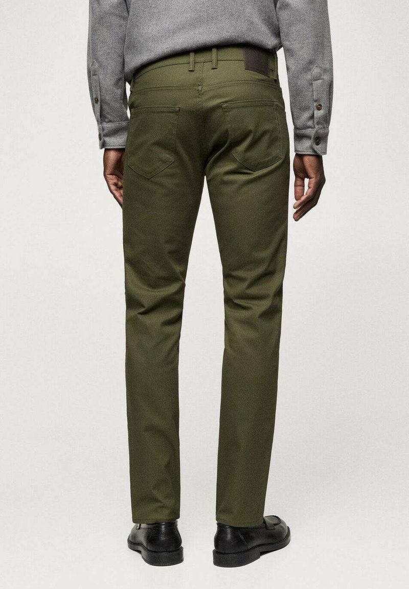 Olivgrüne Hose mit schmaler Passform, aus einem glatten Stoff; sie verfügt über zwei Gesäßtaschen und einen gesteppten Bund mit einem braunen Akzent.