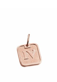 Colgante cuadrado de oro rosa con superficie texturizada, que presenta una "N" grabada en el centro y un lazo para su sujeción.