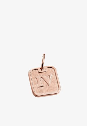 Colgante cuadrado de oro rosa con superficie texturizada, que presenta una "N" grabada en el centro y un lazo para su sujeción.