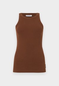 Bruine geribbelde tanktop met een aangesloten ontwerp, ronde hals en brede schouderbanden. Bevat een klein logo-label aan de zijkant.