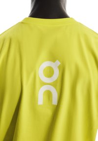 On CLUB T - Apdrukāts T-krekls - lime