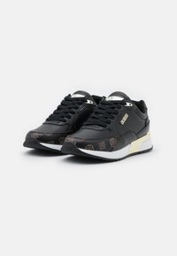 Sneaker nere in materiale sintetico, con un design testurizzato e accenti marroni, oltre a un logo. Chiusura con lacci e profilo basso.