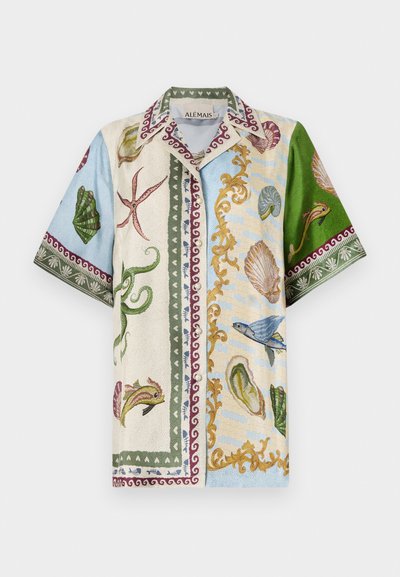 Īsām roku piedurknēm krekliņš ar dažādiem jūras dzīvības motīviem daudzkrāsainos rakstos, galvenokārt zilā, zaļā un krēma krāsās, ar spilgtu apkakles dizainu.