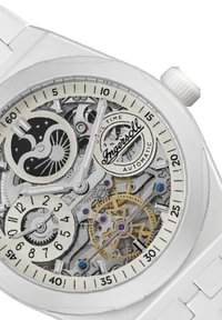 Witte automatische klok met een transparante skeletdial, zilveren tandwielen, gouden accenten en zwarte uurmarkeringen. Voorzien van een witte band en kroon.