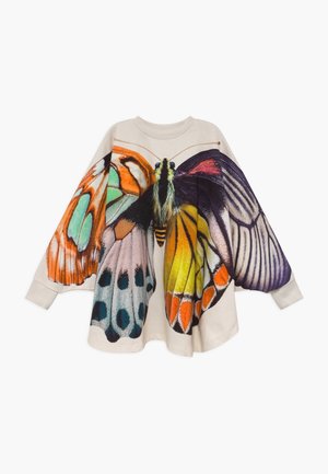 Sweatshirt med en stor, farverig sommerfuglegrafik, der dækker fronten og ærmerne, med detaljerede vinger i orange, gul, sort og blå toner.