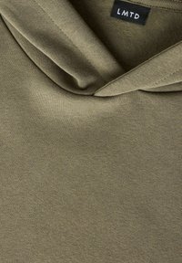 Oliwkowa zielona bluza z kapturem o miękkiej fakturze, z kapturem na sznurek i metką z napisem "LMTD" wszytą wewnątrz kołnierza.