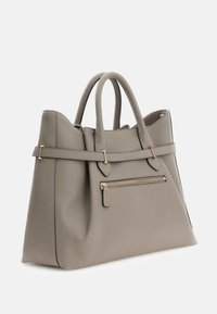 Szara torba na ramię z dwoma uchwytami u góry, przednią kieszenią na zamek oraz złotymi ozdobami. Teksturowana powierzchnia o wyraźnie zarysowanym kształcie.