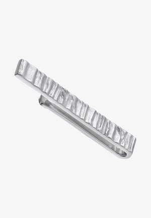 Srebrna kvačica za kravatu s teksturiranom, hrapavom površinom, pravokutnog oblika i sjajnom završnom obradom, koja prikazuje moderni dizajn i pažnju prema detaljima.