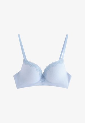 Lyseblå ribbet bh med blondekant langs den øverste kant og justerbare, tynde stropper, vist på en hvid baggrund.
