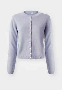 Lila kofta av mjukt tyg, med rund halsringning, långa ärmar och knäppning fram med vita knappar samt ribbad fåll.