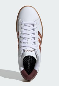 adidas Sportswear GRAND COURT - Sneakers basse - cloud white hazy copper gum