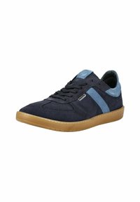 Zapatilla de ante navy con acentos en azul claro, suela de goma, diseño con cordones y detalles de costura mínimos. Textura suave en general.