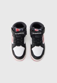 Ψηλά αθλητικά παπούτσια σε μαύρο, λευκό και κόκκινο. Διαθέτουν δέρμα και συνθετικά υλικά, δέσιμο με κορδόνια, ιμάντα με Velcro και λογότυπα.