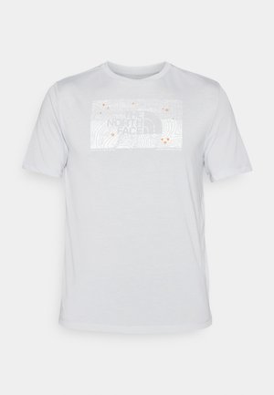 T-shirt bianco a maniche corte con una stampa grafica rettangolare caratterizzata da un design topografico e dettagli arancioni. Design con collo rotondo.