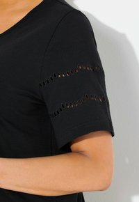 Ulla Popken OPENWORK DETAIL SHORT SLEEVE - Triko s potiskem - black