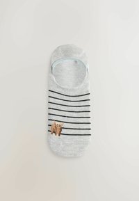 Szara skarpetka do kostki z poziomymi czarnymi paskami, jasnoniebieskim mankietem oraz małym brązowym obrazkiem misia w pobliżu palców. Miękki, tekstylny materiał.