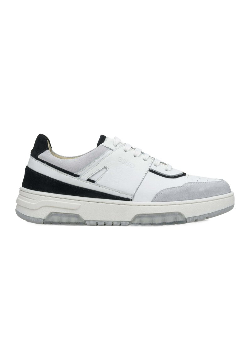 Witte sneaker met grijze en zwarte accenten, gemaakt van leer en suède, met een ronde neus, vetersluiting en een gevoerde zool.