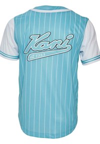 Tricou sportiv de culoare albastră deschisă, cu dungi verticale albe, mâneci scurte albe și logo-ul "Kani" scris cursiv pe spate, cu "est. 1989" sub el.