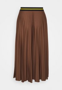 Gonna plissettata marrone con una cintura elastica a righe nere e gialle. Tessuto liscio, design lungo fino alla caviglia, con pieghe verticali su tutta la superficie.