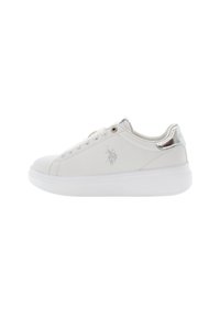 Zapatilla de cuero blanca con suela de goma blanca, presentando un acento plateado en el talón, cordones planos y un sutil detalle del logo en el lateral.