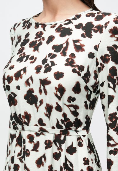 Šaty s dlhým rukávom, s jemným mätovým pozadím a tmavohnedými a bordovými kvetinovými vzormi, vyrobené z mäkkej, textúrovanej tkaniny.