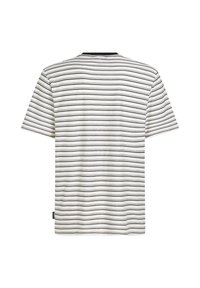 Hvid kortærmet t-shirt med vandrette sorte striber. Rund halsudskæring, blødt stof, og et lille mærke på nederste venstre side.