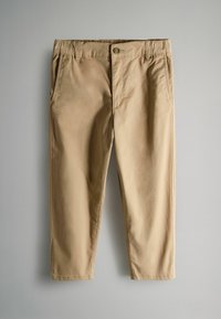 Beige Baumwollhose mit geradem Schnitt, ausgestattet mit einem Knopfverschluss, zwei Seitentaschen und einer glatten Textur. Die Länge reicht leicht über das Knöchel.