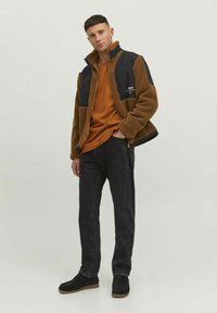 R.D.D. ROYAL DENIM DIVISION Flisinė striukė - caramel cafã