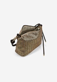 Bolso de mano metálico tejido en tonos dorados y marrones, con cierre de cremallera, interior liso y detalles de cuero con base plana.