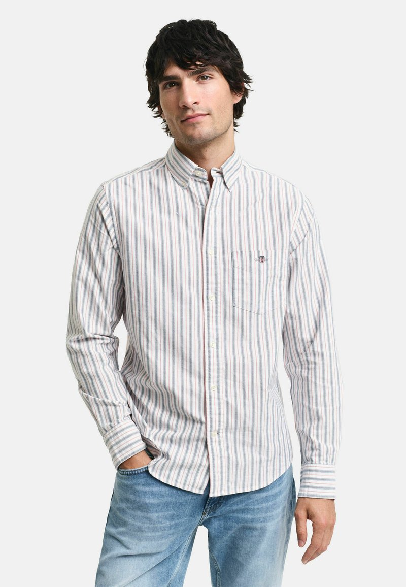 Koszula z długim rękawem zapinana na guziki, z poziomymi wielokolorowymi paskami na białym tle, z kieszenią na piersi i kołnierzykiem.