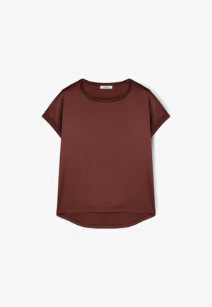 Brązowa bluzka z krótkim rękawem, okrągłym dekoltem i lekko zaokrąglonym dołem, wykonana z gładkiego materiału, leżąca na białym tle.