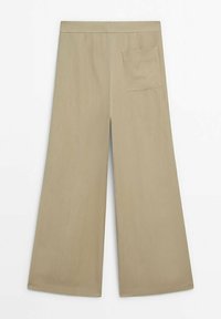 Pantalon beige à jambes larges avec une taille haute et une poche plaquée unique sur le côté droit.