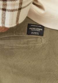 Jack & Jones JWHACE JJHARVEY - Pantaloni - elmwood