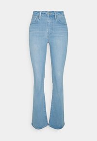 Jeans de mezclilla de tiro alto en azul claro con un ligero acampanado en la parte inferior, bolsillos frontales, trabillas para cinturón y cierre de botón.