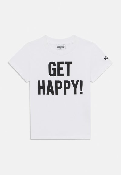 Vit bomulls t-shirt med fet svart text "GET HAPPY!" på framsidan. Korta ärmar och rundhalsad design. Diskret logotyp på ärmen.