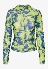 Maglia a maniche lunghe con motivo camouflage verde lime e blu, con texture arricciata e collo alto. Realizzata in tessuto leggero.