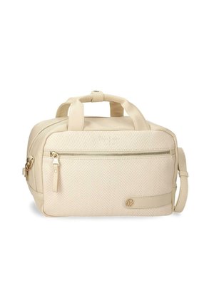 Bolso texturizado color crema con doble asa, bolsillo frontal con cremallera y correa de hombro ajustable, expuesto sobre fondo blanco.
