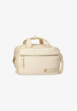 Bolso texturizado color crema con doble asa, bolsillo frontal con cremallera y correa de hombro ajustable, expuesto sobre fondo blanco.