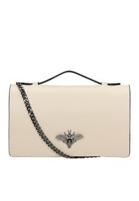 Beige leren handtas met een zwarte kettingriem. Heeft een metallic bij-embleem aan de voorkant en een stijlvolle rechthoekige vorm.