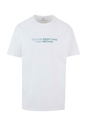 Hvid bomulds t-shirt med korte ærmer og rund hals, med blå tekst: "Sæt pris på ALT, forvent INTET" i forskellige skrifttyper.