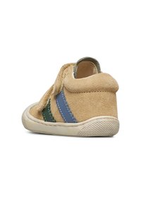 Beige Wildlederschuh für Kleinkinder mit zwei Klettverschlüssen und grünen sowie blauen genähten Seitenstreifen, von hinten rechts betrachtet.