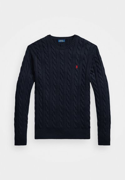 Ναυτικό πουλόβερ με πλέξη καλσόν, με ριμπ τελείωμα στον λαιμό, μακριά μανίκια και μικρό κόκκινο λογότυπο στο αριστερό στήθος. Μαλακό, υφασμένο ύφασμα.