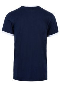 Navyblaue Baumwoll-T-Shirt mit einem weißen gerippten Kragen und Ärmelabschlüssen. Kurze Ärmel und gerader Schnitt, glatte Textur. Rückansicht gezeigt.