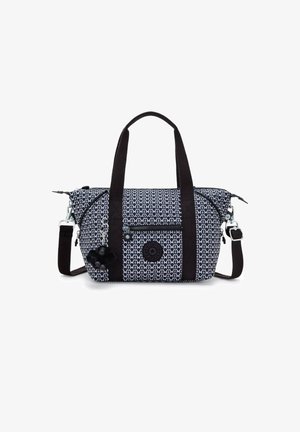 Musterte Stofftasche mit marineblauem und weißem geometrischem Design, schwarzen Akzenten, zwei Griffen und einem abnehmbaren Schultergurt. Enthält einen dekorativen Anhänger.