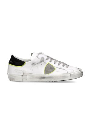 Baskets en cuir blanc avec des accents gris, un talon arrière noir et des bordures jaune fluo. Présentent un aspect légèrement usé avec des détails texturés et un design classique à lacets.