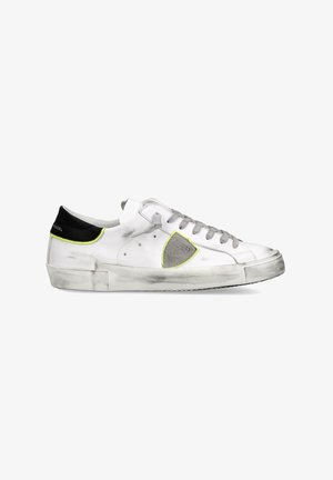 Baskets en cuir blanc avec des accents gris, un talon arrière noir et des bordures jaune fluo. Présentent un aspect légèrement usé avec des détails texturés et un design classique à lacets.