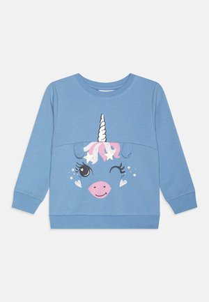 Jasnoniebieska dziecięca bluza z kapturem z uśmiechniętą, mrugającą twarzą jednorożca, różowym pyskiem, białym rogiem i pastelową tęczową grzywą z gwiazdkami.