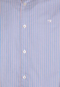 Camicia a righe blu e rosa con colletto classico, bottoni bianchi e un piccolo logo ricamato. Realizzata in cotone liscio.